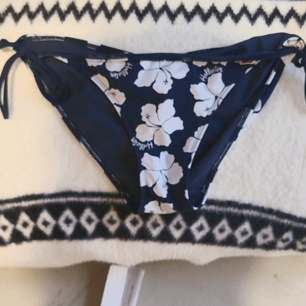 Hollister bikini buttons size L